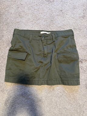 Levi’s Olive Green ‘94 Cargo mini skirt with pockets